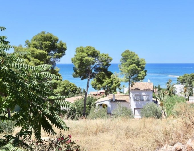 Parcela en venta en Denia con vistas al mar