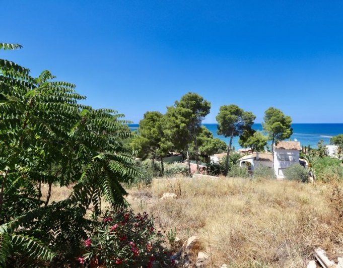 Parcela en venta en Denia con vistas al mar