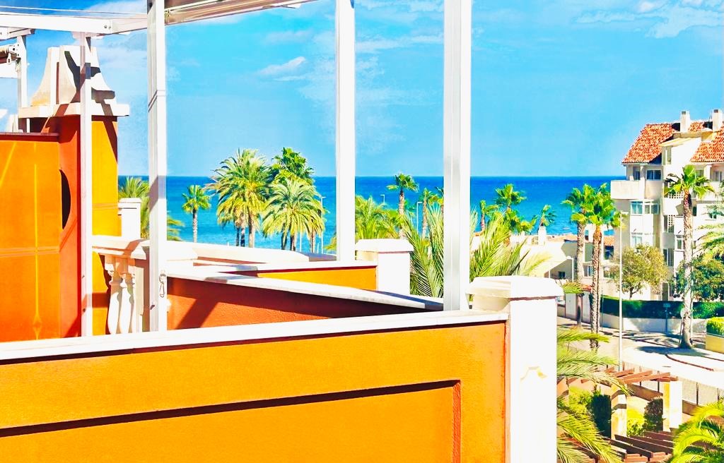 Ático en venta en Dénia en primera línea de playa