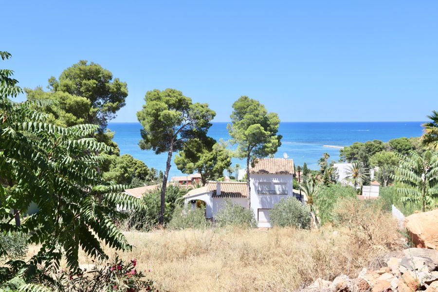Parcela en venta en Denia con vistas al mar