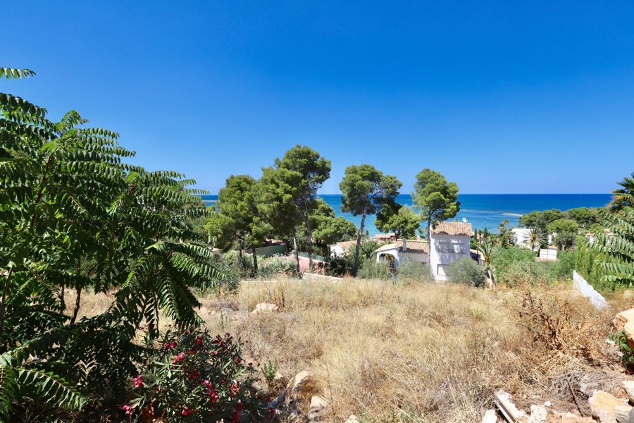 Parcela en venta en Denia con vistas al mar