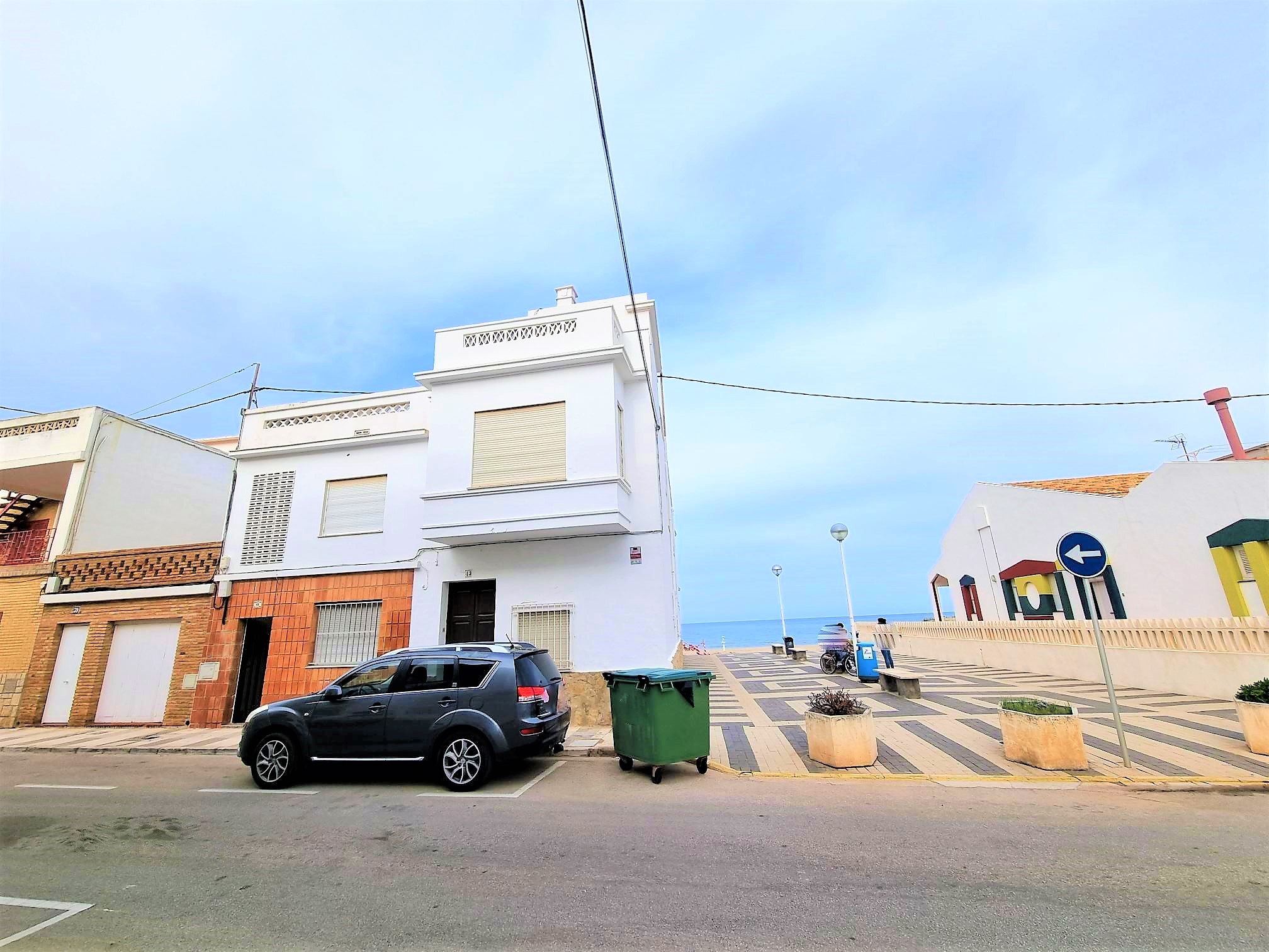 Villa à vendre en bord de mer à Oliva